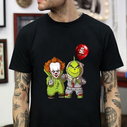 Grinch Pennywise holding santa balloon Christmas t-shirt