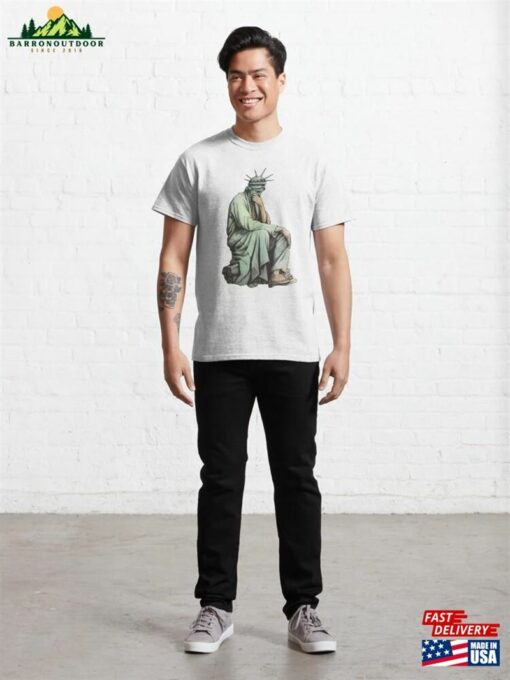 Statue Of Liberty Worried For Usa Classic T-Shirt Unisex