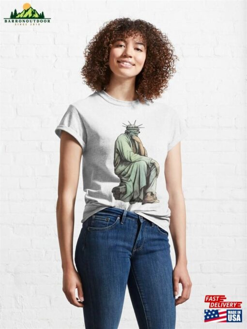 Statue Of Liberty Worried For Usa Classic T-Shirt Unisex