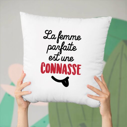 Coussin La femme parfaite est une connasse