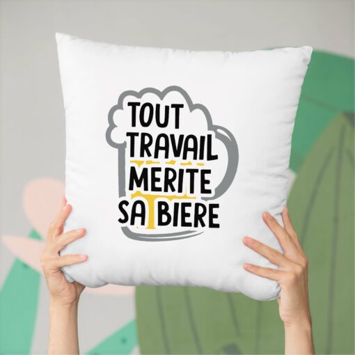 Coussin Tout travail merite sa biere